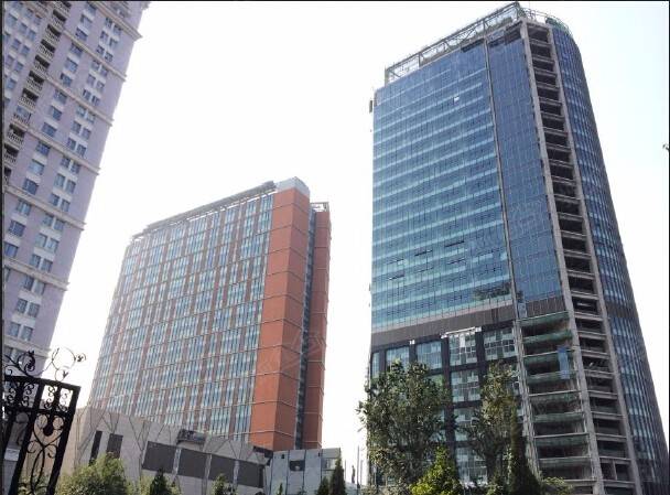 諾金中心為首旅集團在燕翔飯店原址上打造的全新高端商業(yè)綜合體。項目坐落于北京國門區(qū)域的麗都商圈，區(qū)域擁有的商住配套及花園式辦公氛圍。諾金中心入駐企業(yè)都有哪些？
